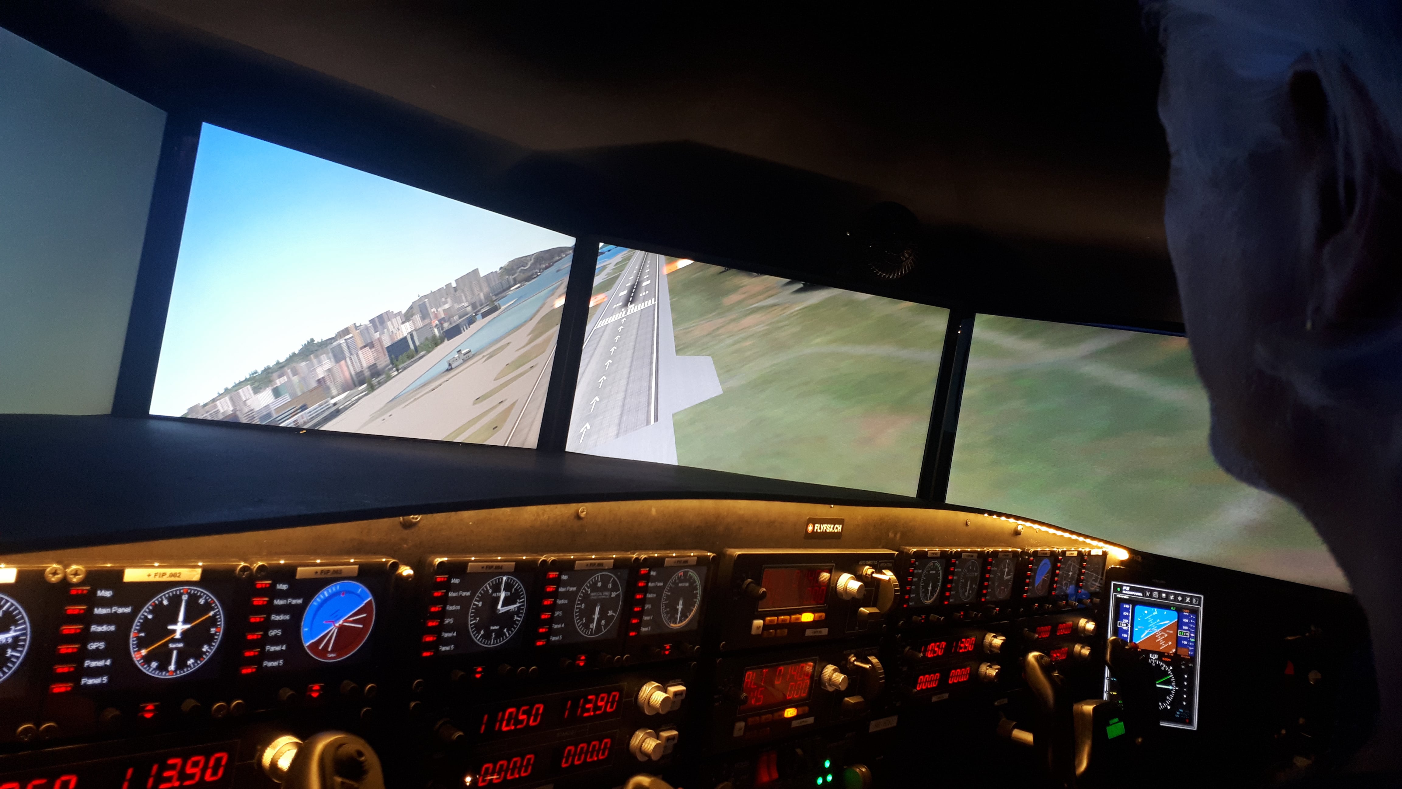 FLYFSX - Flugsimulator - Flight Simulator -  Rüchligweg 55 - 4125 Riehen - Basel - Baden - Aarau - Zürich - Schweiz - Lörrach - Freiburg - Deutschland. 